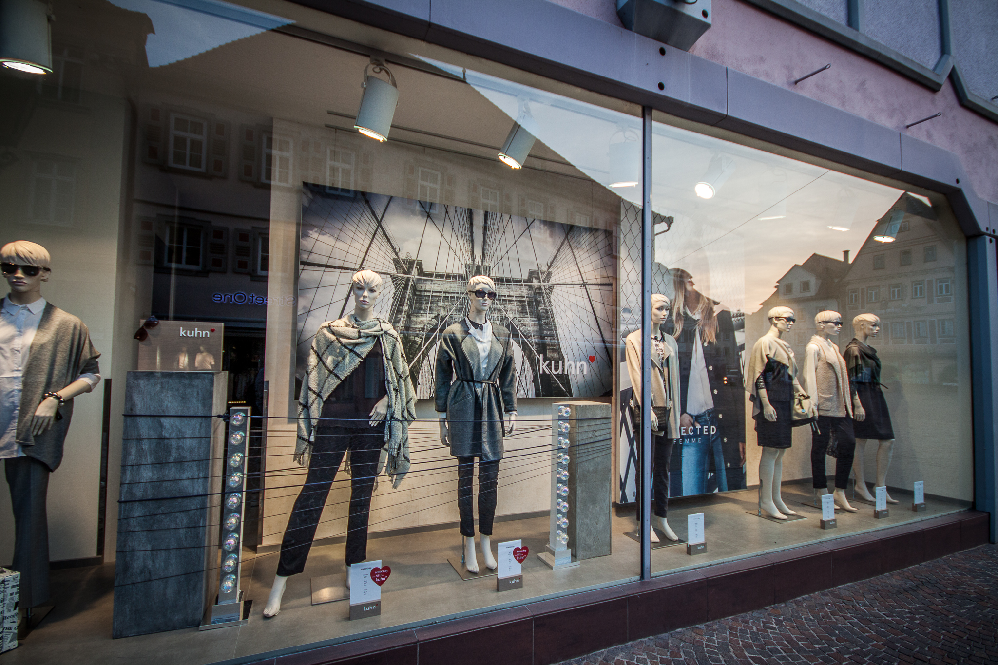 Schaufenster und Magazin