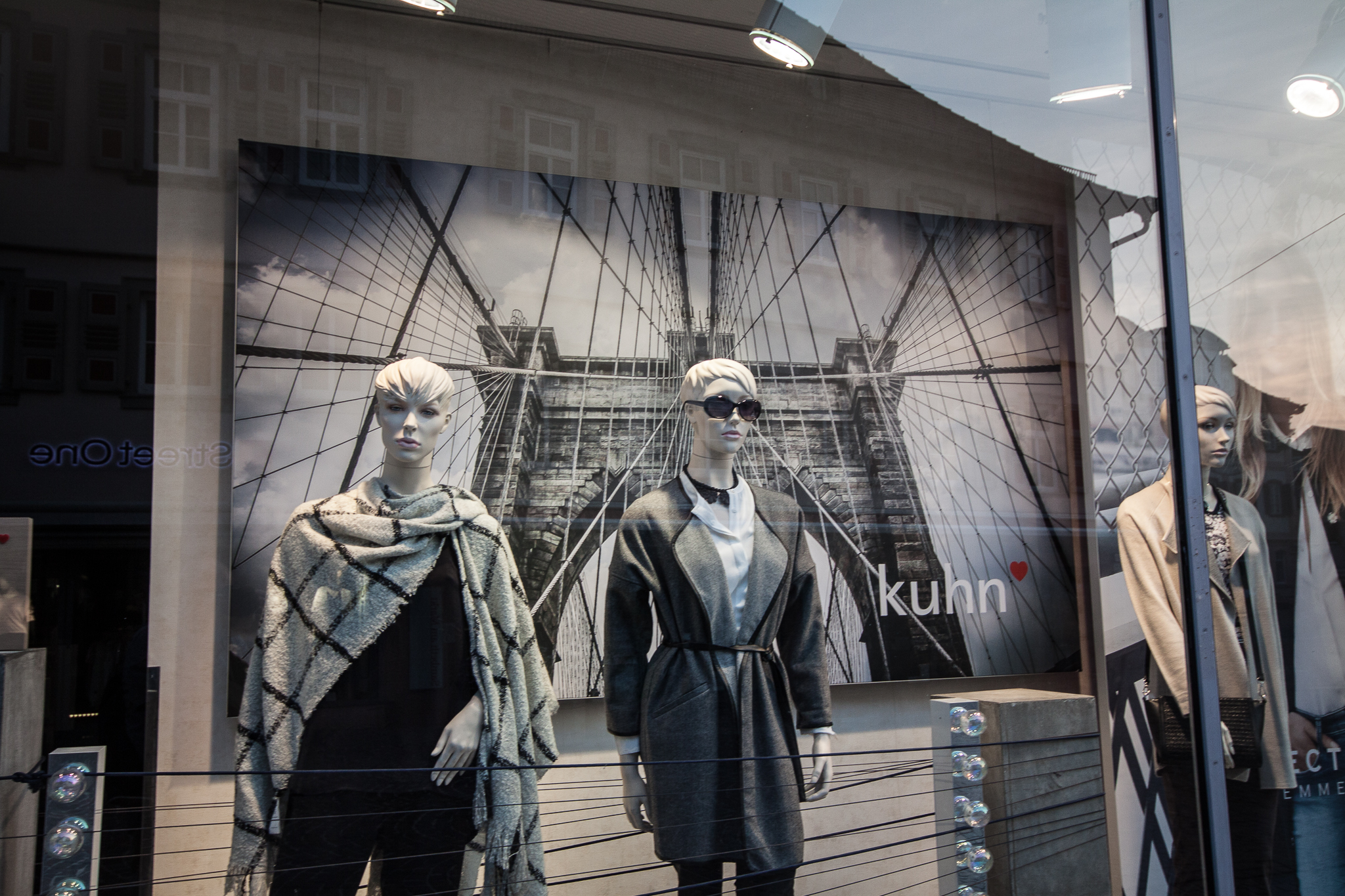 Schaufenster und Magazin